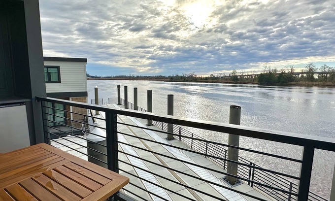 Wilmington Historic District Boat Rental | Aloha at The Cove - End of Dock