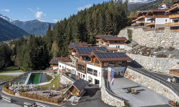 Schonbach Ski Chalet | Alpine Chalet with Sauna and Balcony