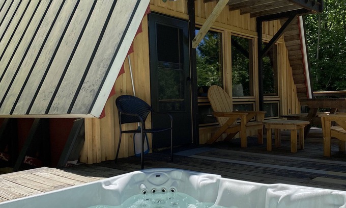 West Dover Ski Chalet | Alpine Chalet with outdoor Jacuzzi 1 mile from ski lifts