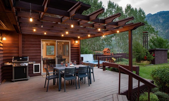 Alpine House | Alpine Highmark by KABINO Hot Tub Fire Pit Fully Fenced Backyard WiFi