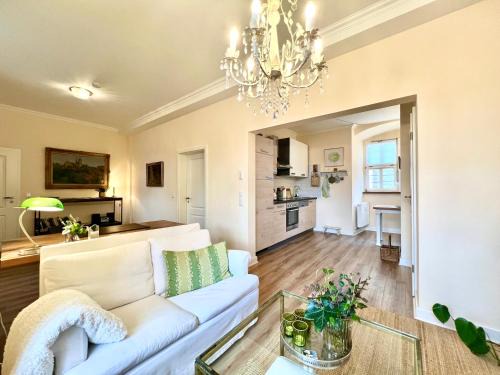 Schlitz Apartment | ALTE FÖRSTEREI - Elegantes Apartment in der historischen Hinterburg Schlitz - mit Aufzug, Parkplatz & Garten - nahe Fulda und Bad Hersfeld