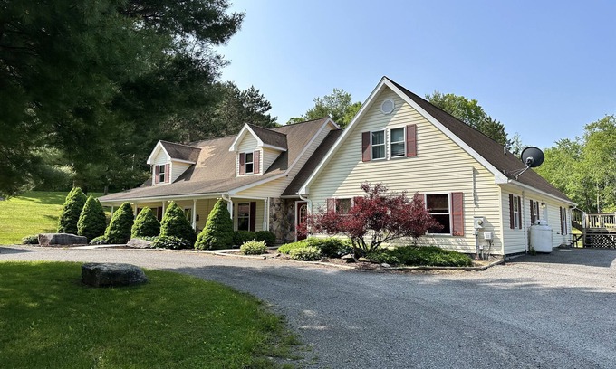 Accident House | Alvie House: 5 min from Wisp&DCL, Outdoor Fire Pit, Fireplaces, Country Kitchen
