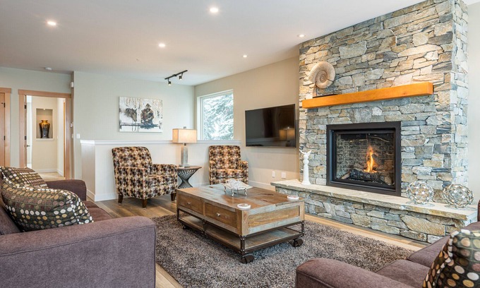 Silver Star Mountain House | Amazing Home with hot tub, laundry, BBQ and garage - Steps from the Village