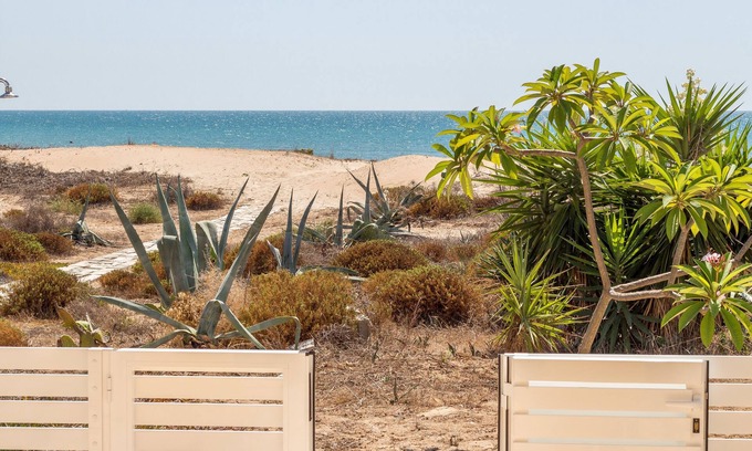 Caucana-finaiti-casuzze-finaiti Nord House | Amarillis, seafront apartment on the beach of Caucana (Punta Secca)