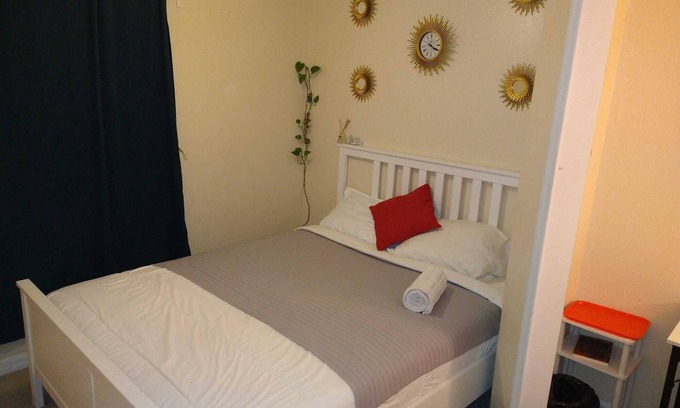 Northside Villa | Amazing 1-bedroom villa in Jacksonville with WiFi, working desk and AC