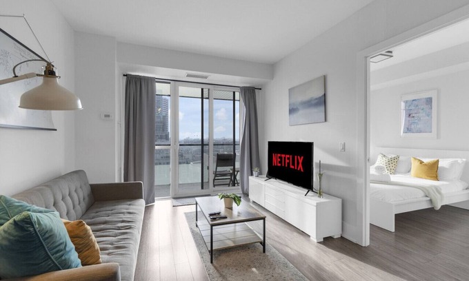 Toronto Entertainment District Hotel | Amazing 1BR - Rooftop Pool - City View - Gym