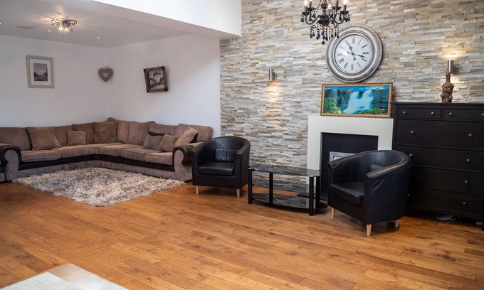 Becontree House | Amazing 4 Bedroom house with a garden