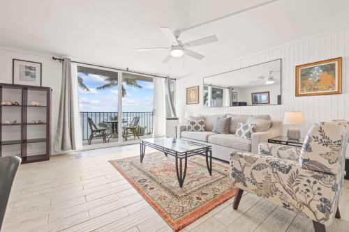 Punaluu House | Amazing 7th floor Beachfront Condo