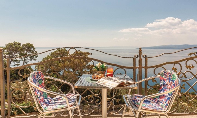 Bratus Apartment | Amazing apartment in Krvavica with WiFi