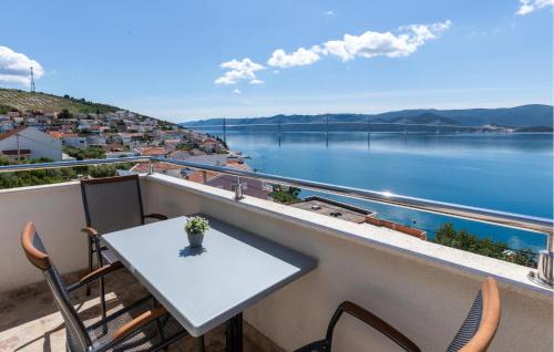 Komarna Apartment | Amazing Apartment In Komarna With Wifi