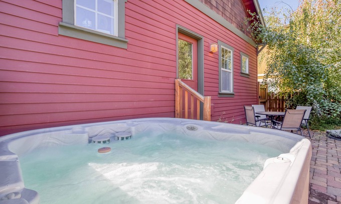 Old Bend House | Amazing Downtown Bend location, King suite and private fenced patio with Hot Tub