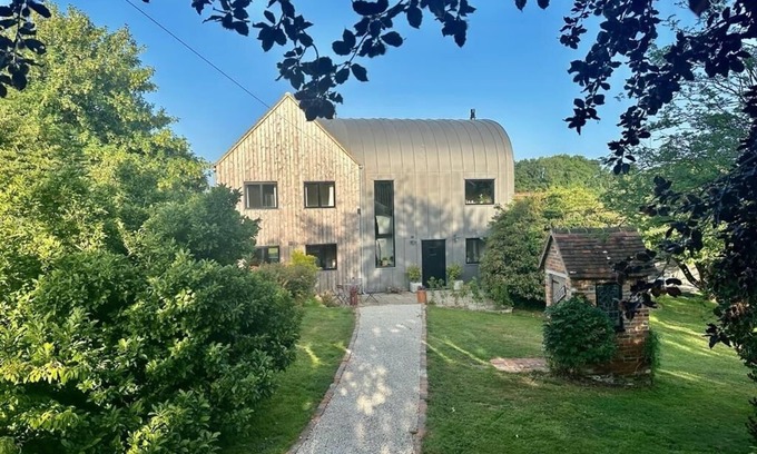 Upper Dicker Cottage | Amazing find! Elm Tree sleeps 10, hot tub & sauna. Near glyndbourne & lewes
