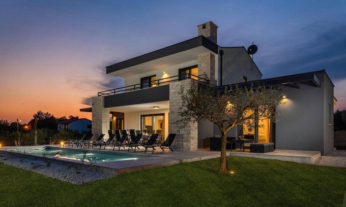 Sveti Lovrec House | Amazing home in Sv. Lovrec Pazenatick