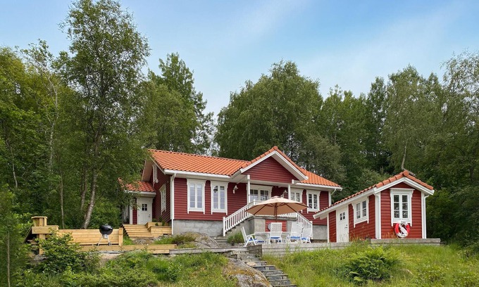 Ulsteinvik House | Amazing home in Eiksund with kitchen