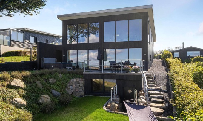Hjarbæk House | Amazing home in Løgstrup with WiFi