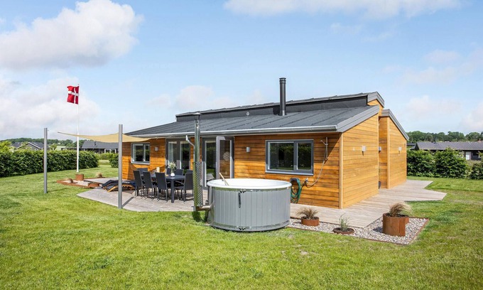 Saksild Strand House | Amazing home in Odder with kitchen