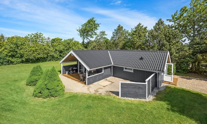 Skaven Strand House | Amazing home in Tarm with WiFi