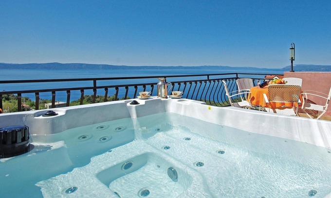 Tucepi House | Amazing home in Tucepi with jacuzzi