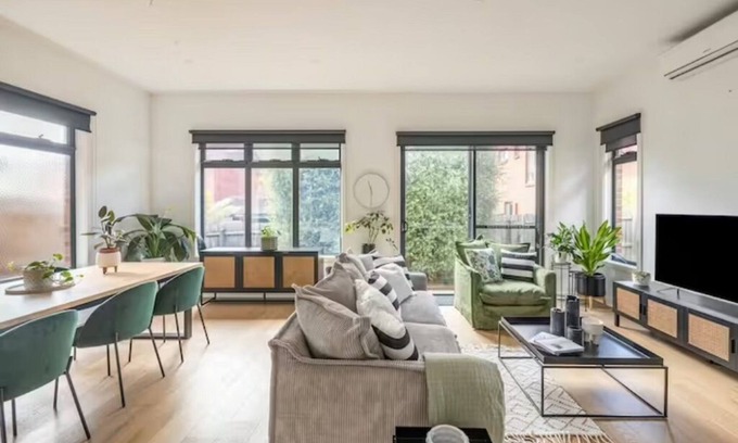 Heidelberg House | Amazing Home on the Hill - 400m to train, hospitals, cafes, shops. 11kms to CBD!