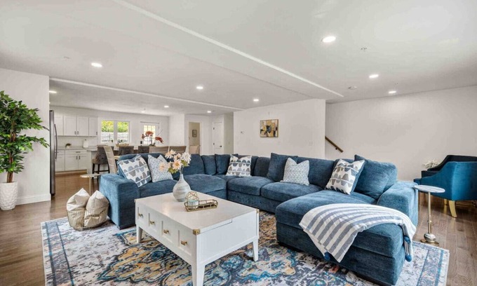 Worcester House | Amazing Location, 3 BR KING SUITE, Covered Parking