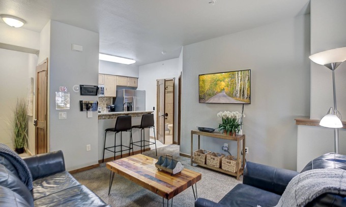 Four O'Clock Condo | Amazing Location. Mountain Paradise. Walking minutes to Everything!