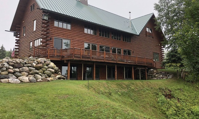 Grand Marais House | Amazing Log Home Overlooking Lake Superior