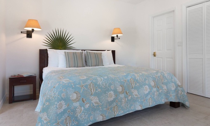 Long Bay Hills Apartment | Amazing Modern Beach Front Studio w/Pool Jacuzzi - Karana Studioo1