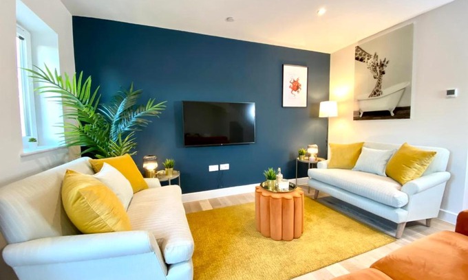 Poole House | Amazing NEW Large 2 bedroom House - 5 Minutes to the nearest Beach! - Great Location - Garden - Parking - Fast WiFi - Smart TV - Newly decorated - sleeps up to 5! Close to Poole & Bournemouth & Sandbanks