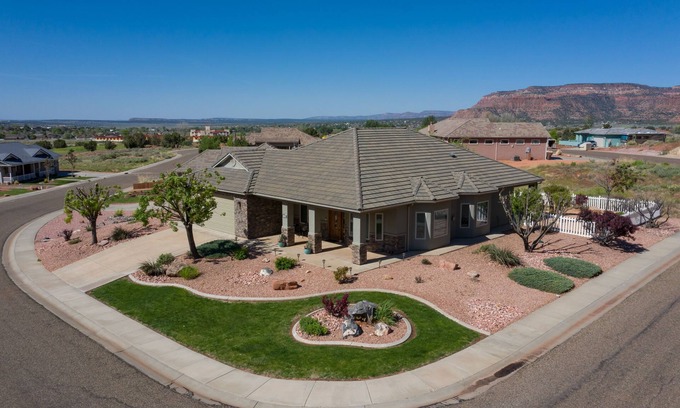 Kanab House | Amazing Red Rocks Views with Cal King Bed