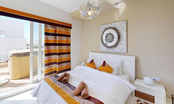 Il-Balluta Apartment | Amazing Spacious Apartment with BBQ & Jacuzzi