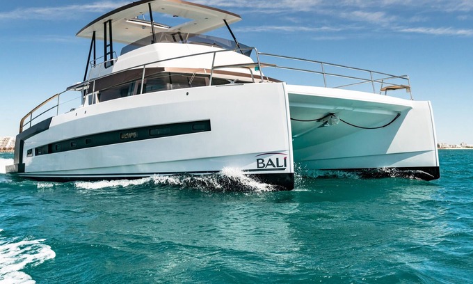 Boca Chica Boat Rental | Amazing spacious catamaran for Pacific-island cruising
