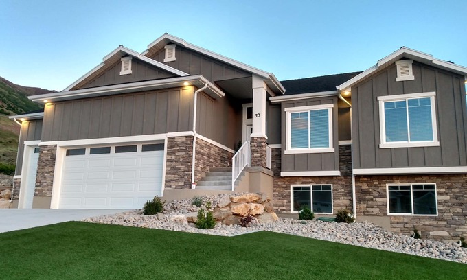Perry House | Amazing Sunsets Entire New Walkout Basement Suite Apartment