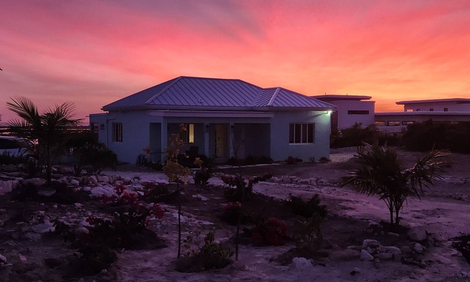 Long Bay Hills Villa | Amazing sunsets 6 minutes from the Beach