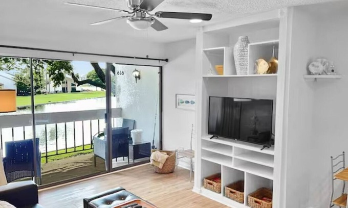 Walden on Lake Conroe Condo | Amazing view of Lake Conroe. Discount for long-term stay. Pets are allowed