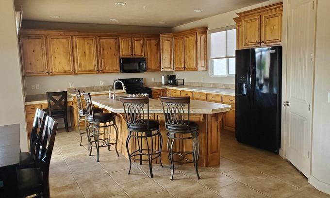 St. George Resort | Amazing view, pools/hot tubs/waterslide, trails. Las Palmas resort! Sleeps 10