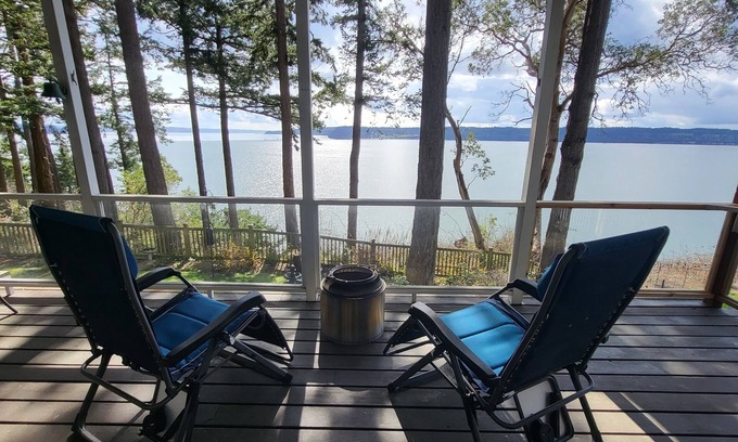 Camano Island House | Amazing Views and Whale Watching from Indoors and Outside, with AC!