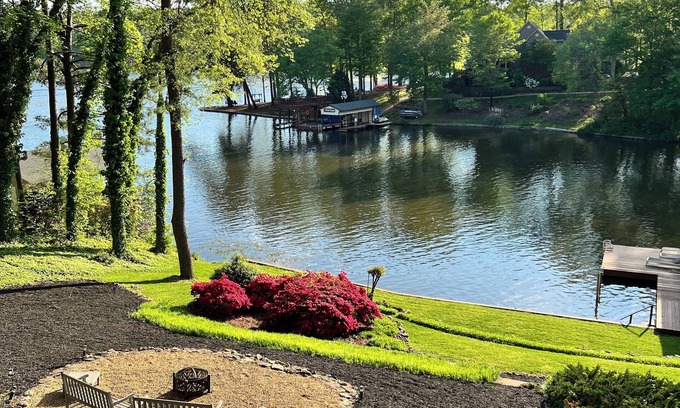 Bracey House | Amazing Views at Dragonfly! HOT TUB! Kayaks, BOUNCER w Slide, SUP's, Fire Pit!