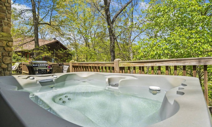 Branson Cedars Cabin | Amazing Wood Log Cabin Pvt Hot Tub in Woods Wifi Fireplace Vaulted Ceilings Near Big Cedar