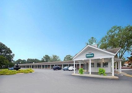 Fayetteville Hotel | Ambassador Inn