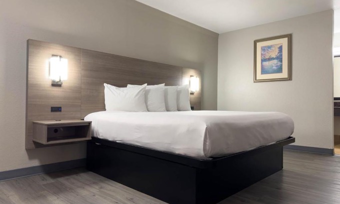 North Loop Hotel | Americas Best Value Inn Austin