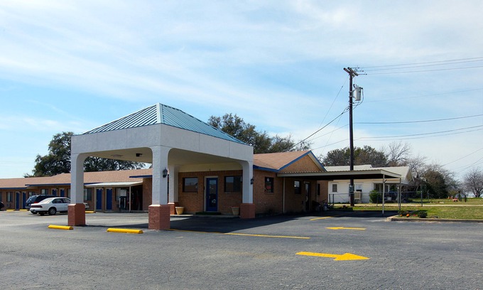Comanche Hotel | Americas Best Value Inn Comanche