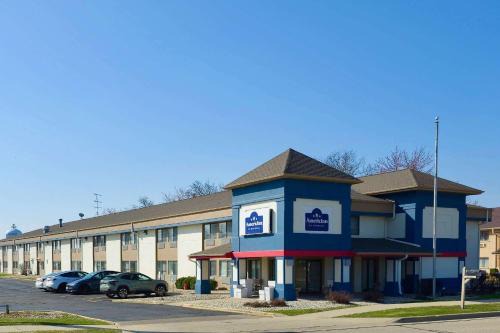 Beloit Hotel | AmericInn by Wyndham Beloit