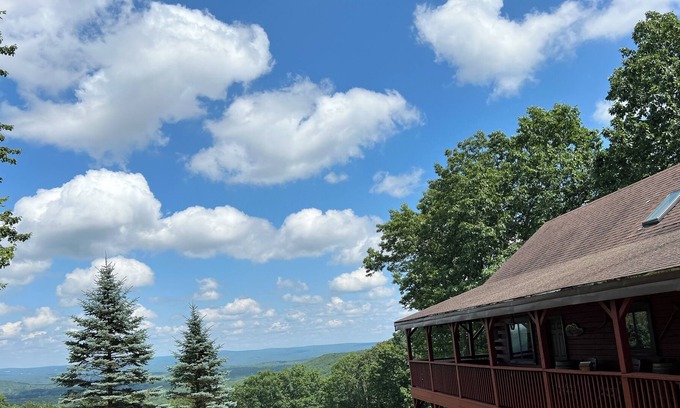 Hickory Hills House | Amish-Made Log Home- 50 Mile View, Hot Tub, Fire-pit, 4 Mi to Gorge!