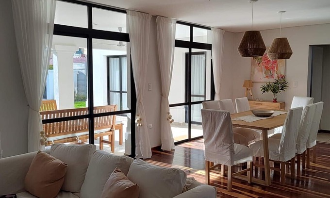 Chacras de Coria House | Amplia y luminosa casa con excelente ubicación
