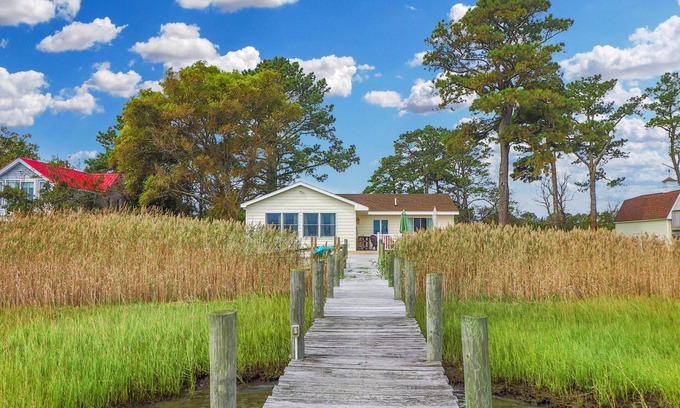 Deep Hole House | An Unfettered View - Beautiful ranch w/boat dock!