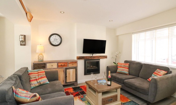 Weymouth Cottage | ANCHOR COTTAGE, family friendly in Brewers Quay Harbour