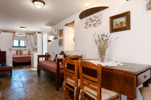Apollonia House | ANCIENT MEROPIA - ARTEMIS, Traditional House- Family, Apollonia
