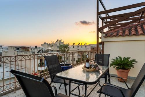 Aigaleo Apartment | Angi and George house