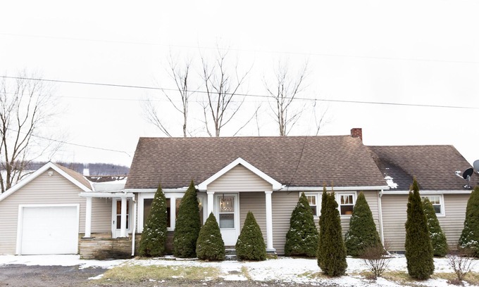Accident House | Annie's Place-Just like home! Quiet, cozy setting, but close to everything!