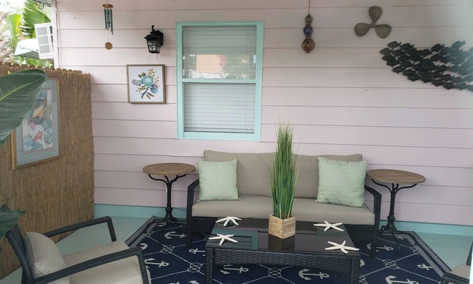 Parker Ridge Apartment | Antique Row Bungalow. Central, Comfy, Private Near Downtown, Beaches, & Parks.